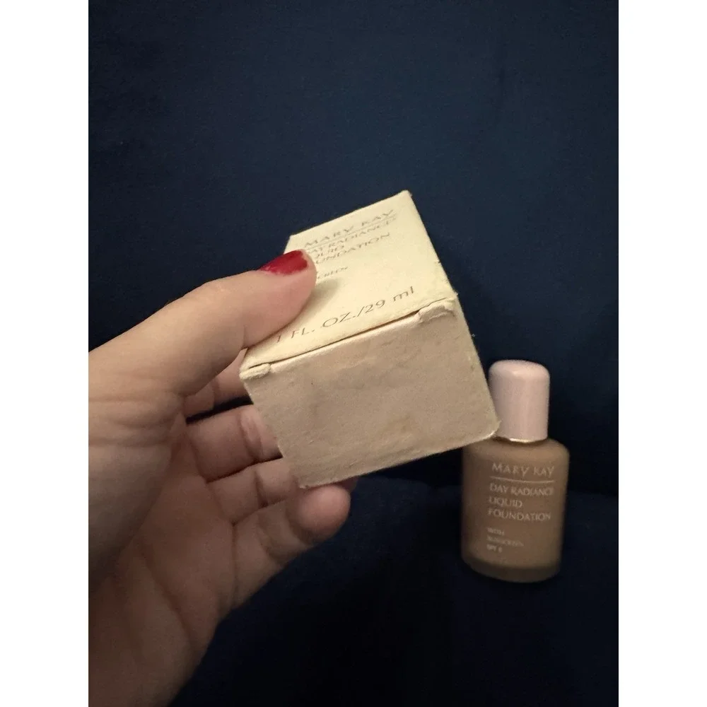 NIB! Mary Kay DELICATE BEIGE Day Radiance Liquid Foundation W/SPF 8 Item #6327